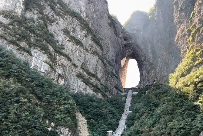 ‘Portão para o céu’ intriga turistas em montanha da China