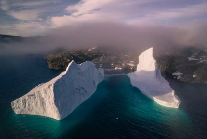 Aproximação de iceberg gigante causa apreensão em moradores de vila da Groenlândia