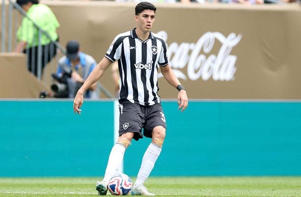 Jair acompanha Igor Jesus, deixa o Botafogo e assina com o Forest