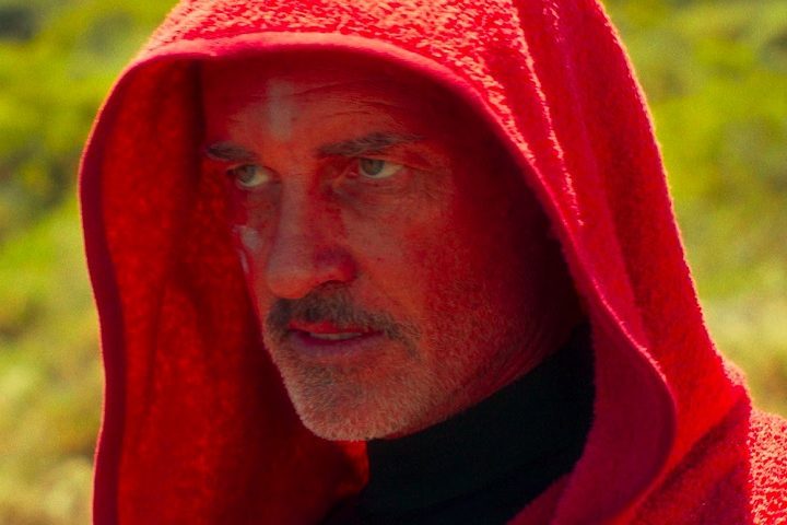 Em "O Surfista", Julian contracenou com Nicolas Cage, que lamentou a morte do colega: "Passei seis semanas trabalhando com Julian, e ele era um ator muito talentoso [...] Ele era um homem gentil e inteligente. Meu amor à sua família".