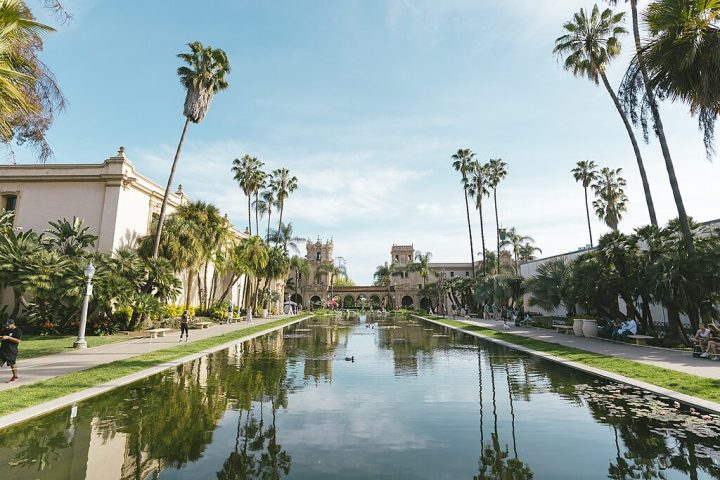 Praias famosas, como Coronado e La Jolla, são ideais para banho e esportes aquáticos. Além disso, o Balboa Park e o Zoológico de San Diego são atrações obrigatórias.