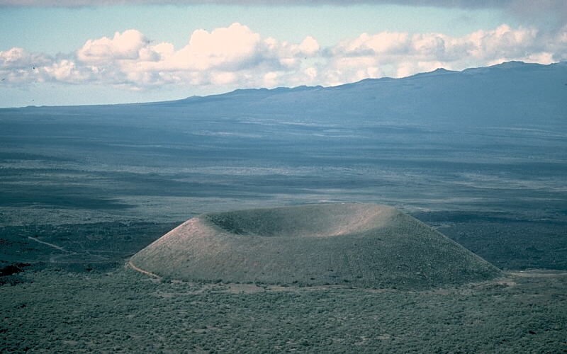 Uma grande trilha para caminhada leva ao topo do vulcÃ£o Cinder Cone de 200 metros de altura. 