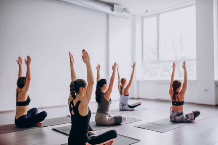 Mulheres praticando pilates