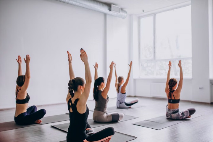Caminhada, pilates, yoga, natação e musculação (com orientação) costumam ser ótimas dicas para a saúde da coluna.