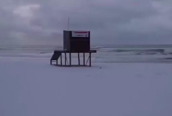 Nevasca cobre praia em cidade da Argentina e chama a atenção nas redes sociais