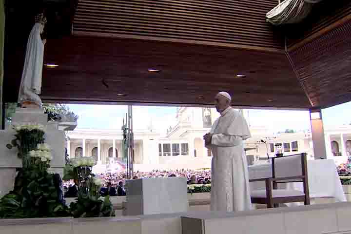 O Santuário de Fátima recebeu três Rosas de Ouro papais, distinção rara concedida pela Santa Sé. Esses símbolos reforçam o reconhecimento da importância espiritual do local e destacam sua relevância para a Igreja. A honraria confirma Fátima como referência mundial de devoção mariana e fortalece sua posição como altar universal de fé.