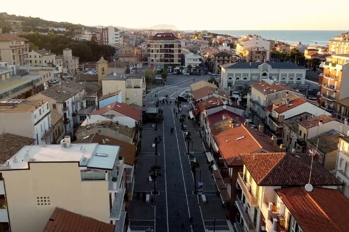 Ele caiu próximo à piscina de um hotel na cidade de Porto Sant'Elpidio, na região de Marche.