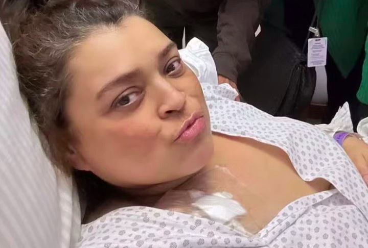 Ela estava nos Estados Unidos, onde fazia um tratamento experimental para combater um câncer no intestino.