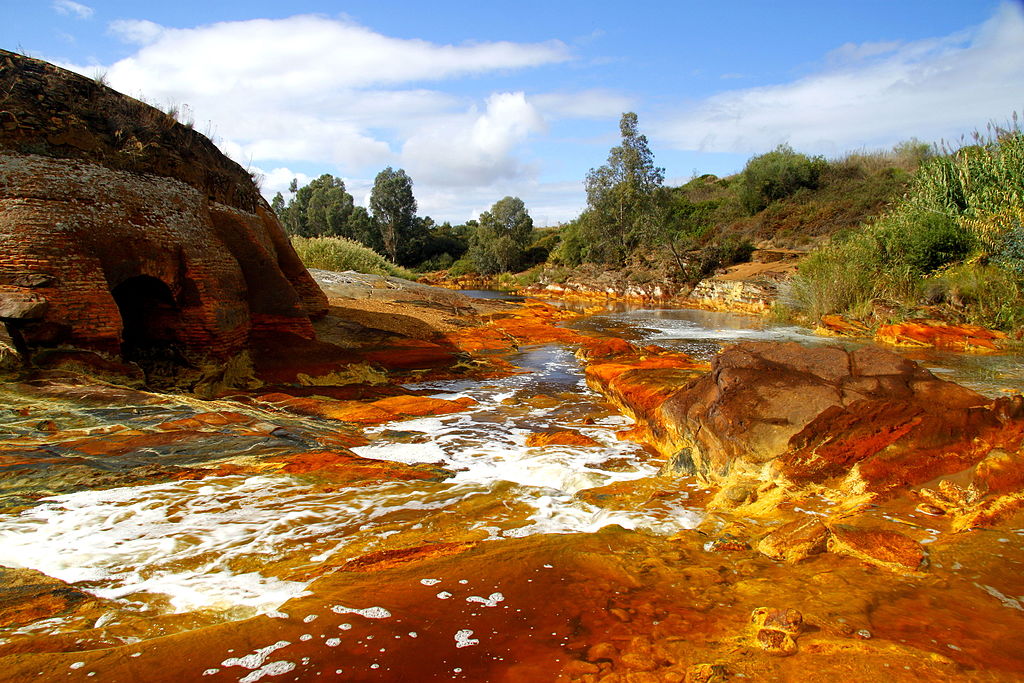 Cientistas acreditam que as bactérias no rio Tinto criam condições semelhantes à que existiria numa das luas de Júpiter.