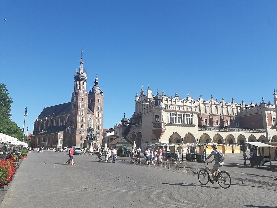 Rynek G?ówny – Cracóvia, Polônia - Criada no século XIII, é a maior praça medieval da Europa. Seu charme está nas construções renascentistas, na Basílica de Santa Maria e no mercado de tecidos. É um dos lugares mais vibrantes da Polônia.