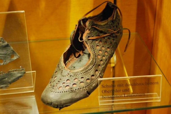 Sapato romano de 2 mil anos é encontrado em poço de Vindolanda, na Inglaterra