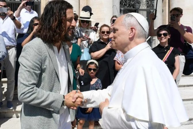 Momento inesquecível: Ator que vive Jesus Cristo em série de sucesso é saudado pelo Papa