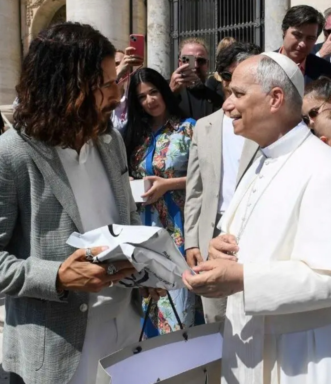 O grupo participou de coletiva de imprensa e da exibição do quarto episódio da temporada (A Mesma Moeda) na Filmoteca da Santa Sé e no cinema Adriano, em Roma.-X do Vaticano 