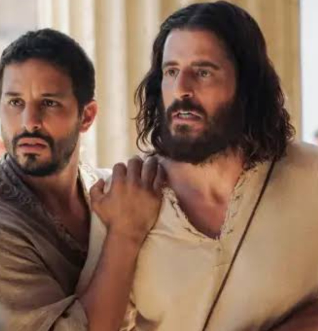 O ator e colegas do projeto, dentre eles o criador Dallas Jenkins, foram ao Vaticano para promover a quinta temporada de "The Chosen". -Divulgação 
