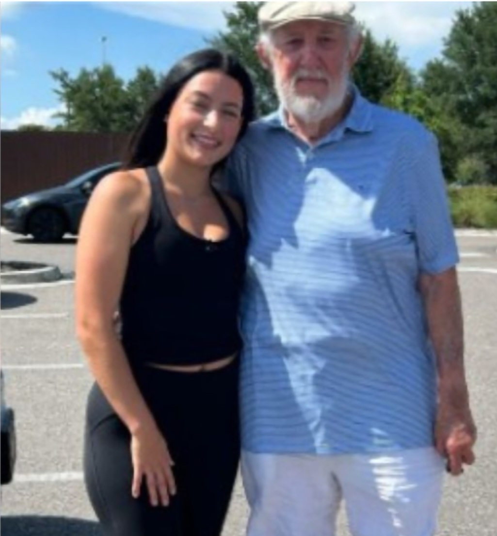 Publicado no TikTok, o vídeo superou 3 milhões de visualizações e  a campanha na plataforma GoFundMe arrecadou mais de US$ 22 mil — R$ 100 mil - para o idoso. A jovem e o entregador vovô se encontraram para celebrar o sucesso da iniciativa.