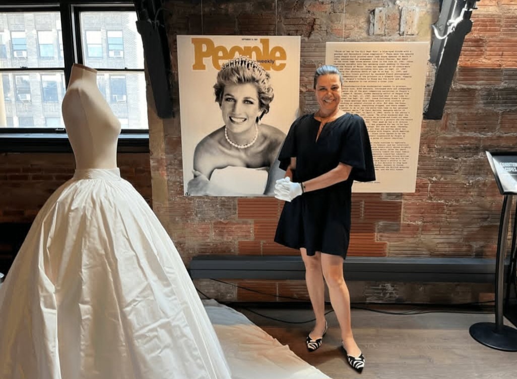 Trata-se de Renae Plant, uma colecionadora que já tem maia de  2.700 artigos pessoais da princesa. O vestido arrematado desta vez era usado por Diana em eventos de caridade. -Reprodução Instagram Museu da Princesa Diana