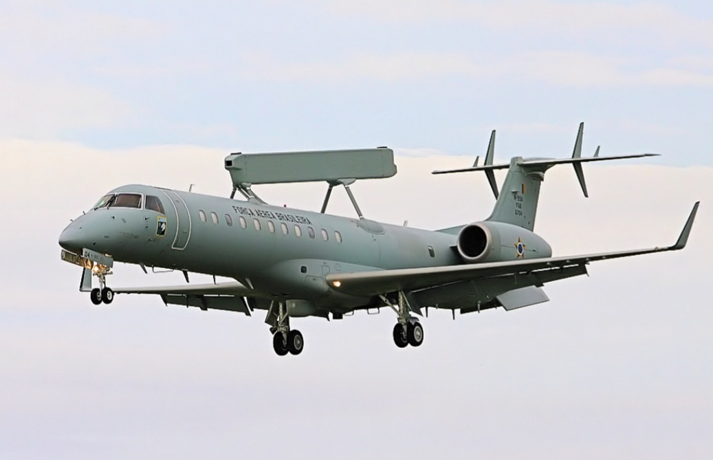 E-99:  aeronave de alerta aéreo antecipado da FAB, equipada com radar de vigilância aérea e controle de tráfego. Baseado no jato ERJ-145, atua em missões de monitoramento e apoio a operações militares.