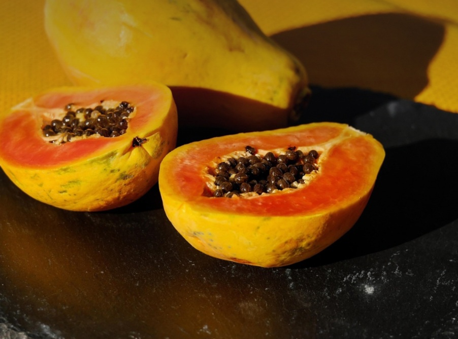 O consumo regular de mamÃ£o tambÃ©m pode auxiliar na reduÃ§Ã£o dos nÃ­veis de colesterol e triglicerÃ­deos no sangue. Suas fibras diminuem a absorÃ§Ã£o de gorduras durante a digestÃ£o, enquanto os antioxidantes, como a vitamina A, ajudam a evitar a oxidaÃ§Ã£o das cÃ©lulas de gordura.