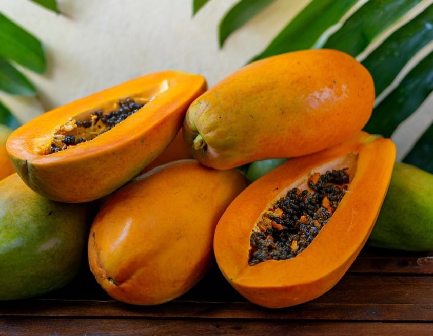 Ambos podem ser consumidos ao natural ou em receitas variadas como sucos, vitaminas, doces, saladas e atÃ© mesmo em pratos salgados. AlÃ©m da polpa, as sementes do mamÃ£o tambÃ©m tÃªm utilidade na alimentaÃ§Ã£o, sendo consumidas com moderaÃ§Ã£o em iogurtes e saladas.