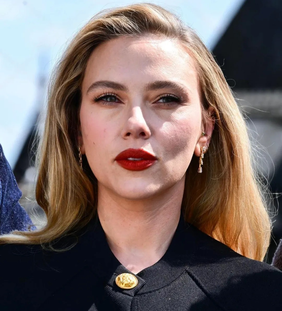 Além de atriz, Scarlett Johansson também se aventurou na música, lançando em 2008 o álbum Anywhere I Lay My Head, com releituras de canções de Tom Waits. O disco dividiu a crítica, mas chamou atenção pelo estilo experimental e produção sofisticada.
