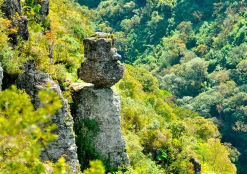 O acesso ao mirante principal é feito por trilhas moderadas (cerca de 3?km ida e volta), que proporcionam vistas espetaculares do desfiladeiro e, em dias claros, permitem avistar o litoral catarinense  .