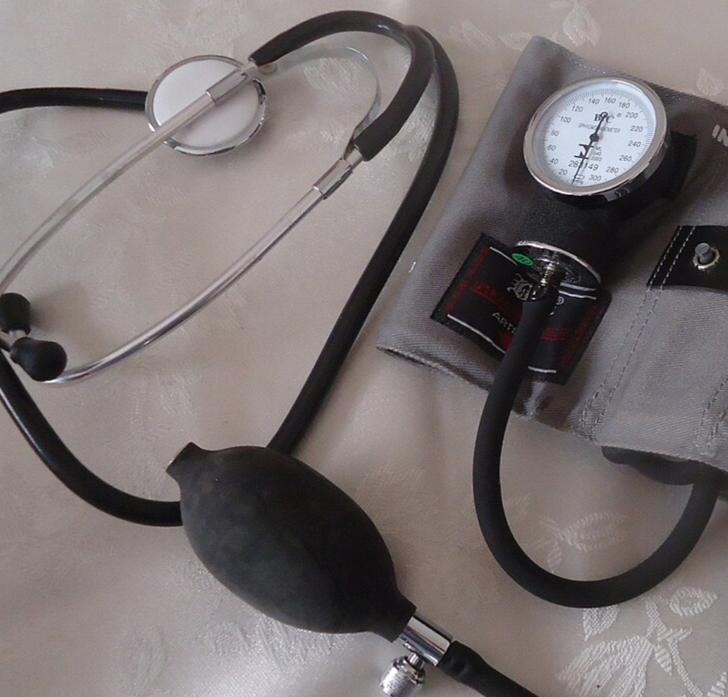 Controlar doenças crônicas -  
Hipertensão, diabetes e colesterol alto afetam a circulação no ouvido interno e favorecem o aparecimento de zumbido.