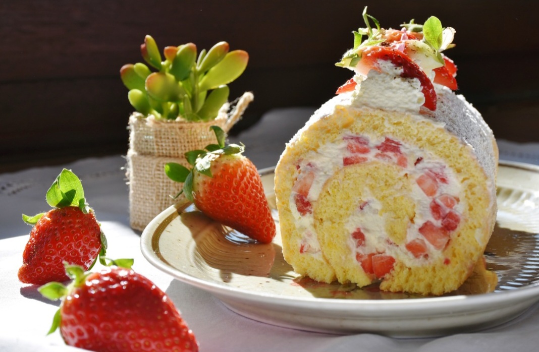 Era comum em festas nobres, valorizando a estética e o sabor suave.Com o tempo, o rocambole se espalhou por toda a Europa e ganhou versões doces e salgadas