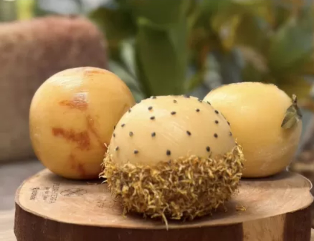 Produzido pela queijaria Flor da Terra, parte do Projeto de Queijos Finos do Biopark, em Toledo (PR), o Passionata se destaca por unir técnica europeia de maturação com identidade brasileira, valorizando sabores da região  .