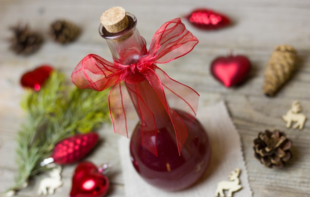 O vinagre de vinho tinto é encorpado, com sabor forte e levemente adstringente. É ideal para temperar carnes, saladas robustas e molhos à base de ervas.