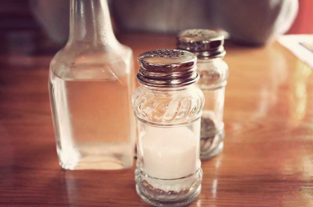 O vinagre de vinho branco é mais suave e claro, combinando bem com peixes, frutos do mar e vegetais. Ele é comum na culinária mediterrânea