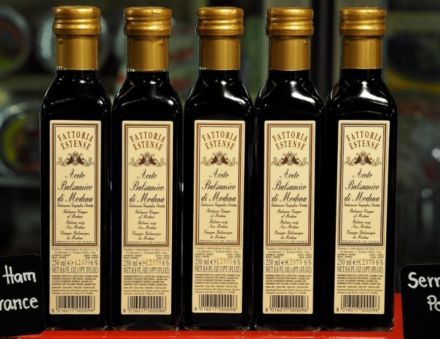 O vinagre balsâmico, originário da Itália, é escuro, adocicado e espesso. Ideal para pratos refinados, saladas com frutas e até sobremesas com morango ou sorvete.