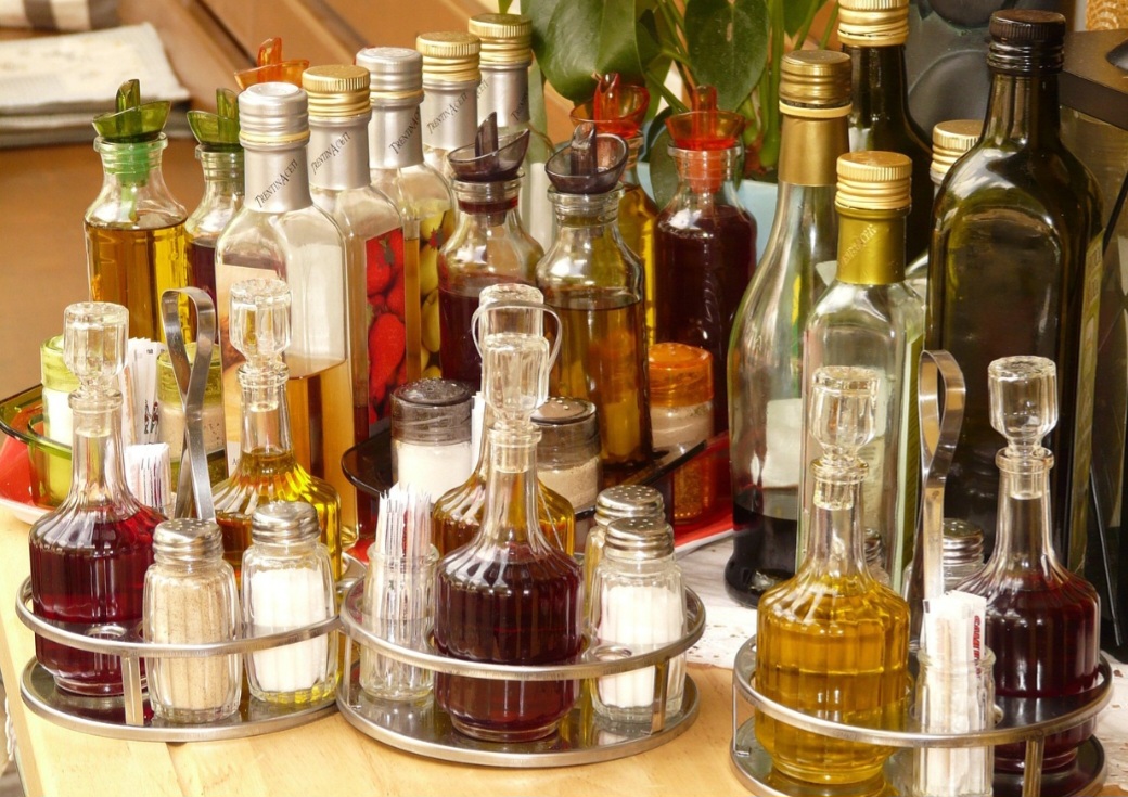 Na conservação de alimentos, o vinagre impede a proliferação de bactérias. É amplamente usado na preparação de conservas de vegetais, ovos e até frutas.
