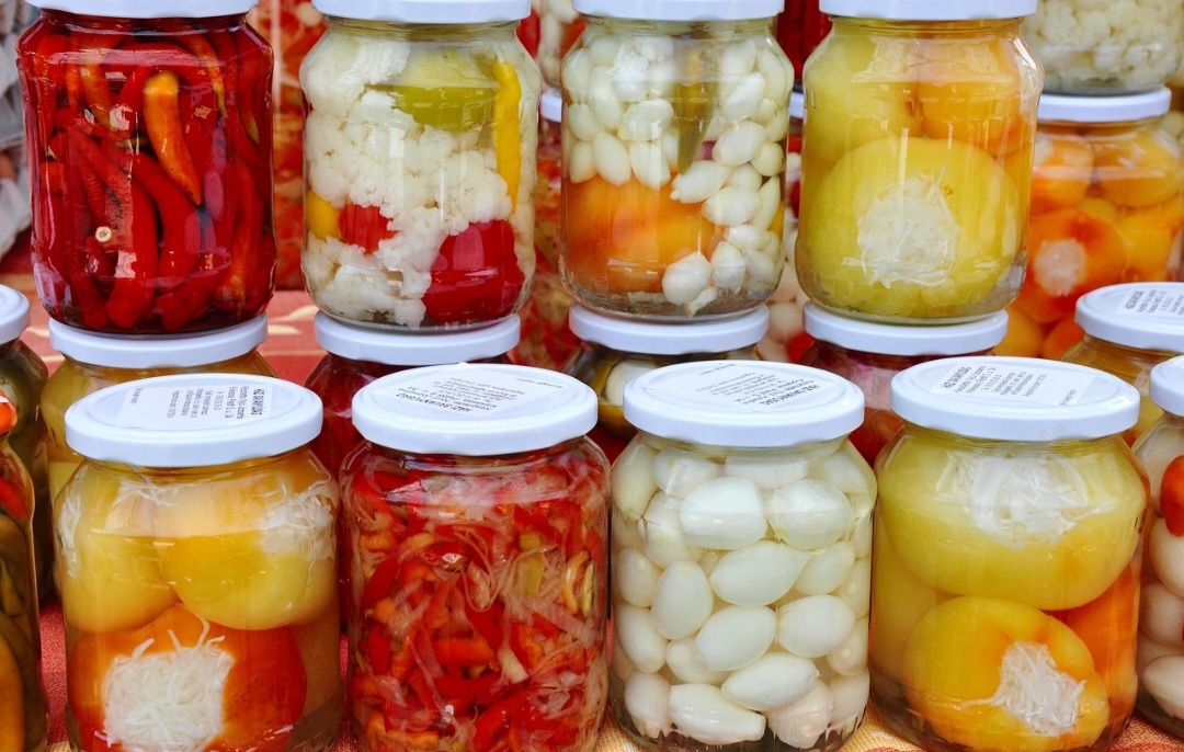 Na culinária, o vinagre realça sabores, quebra fibras de carnes em marinadas e equilibra o doce em receitas. É também usado no preparo de molhos e picles.
