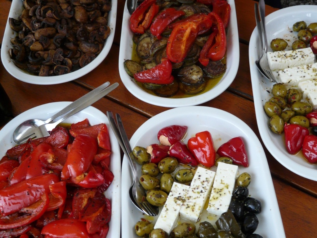 O vinagre de álcool, transparente e de sabor mais ácido, é o mais comum no Brasil. Versátil, serve para temperos simples, conservas, limpeza e desinfecção.