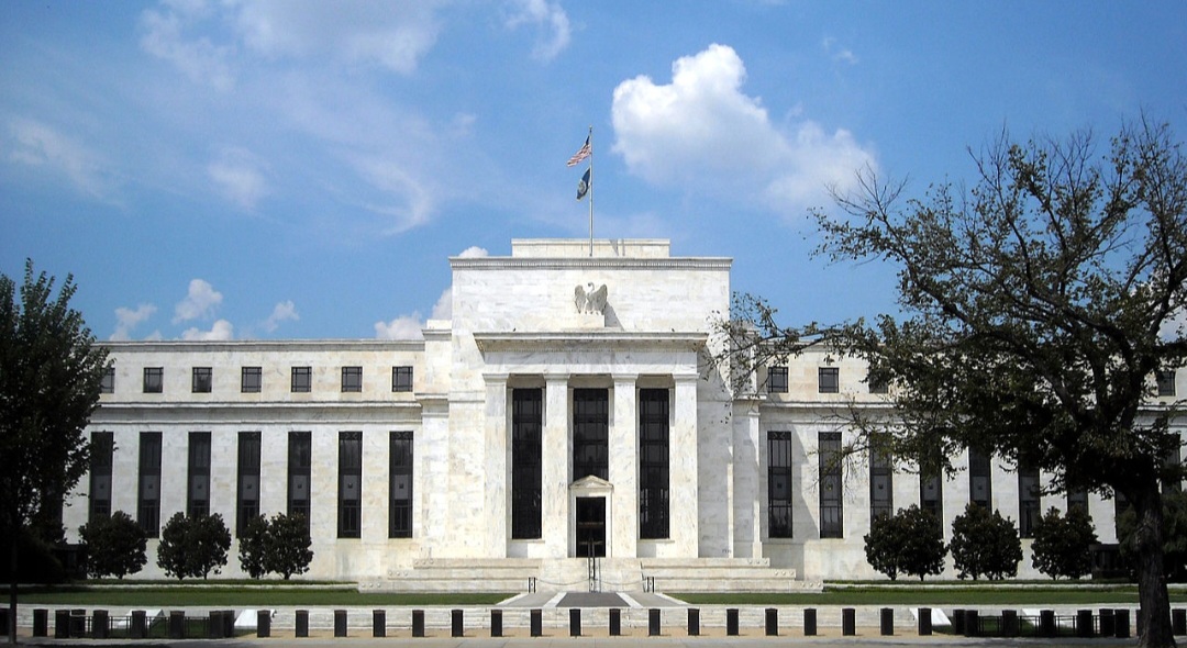 Nos Estados Unidos, o Federal Reserve, que equivale ao Banco Central , tem um sistema de FedNow que permite a transferÃªncia de recursos entre instituiÃ§Ãµes financeiras, mas pode cobrar dos participantes pela transaÃ§Ã£o.-AgnosticPreachersKid  wikimedia commons 