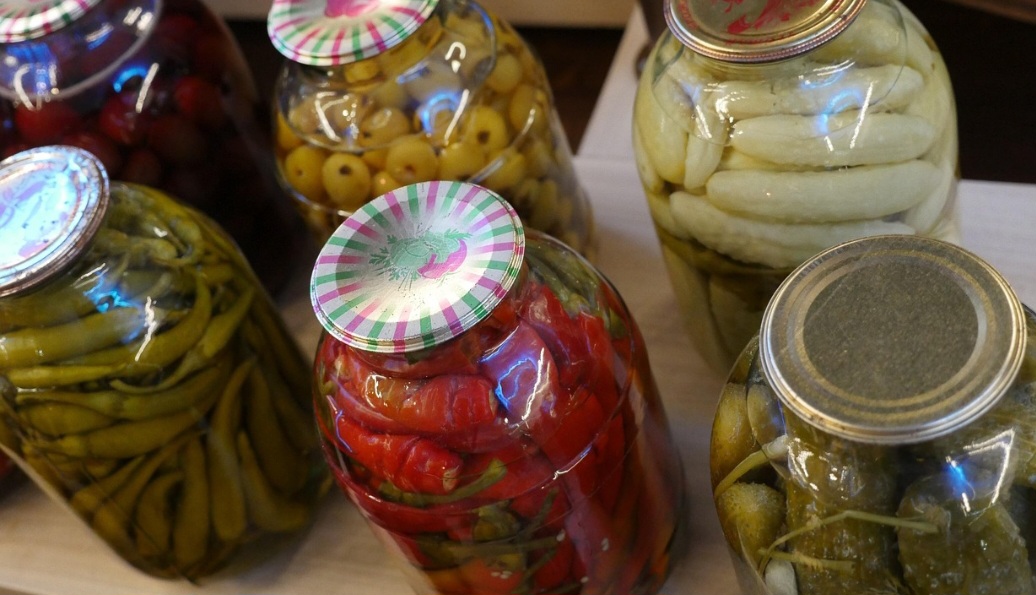 Tradicionalmente, os picles são feitos com vegetais como pepino, cenoura, cebola, couve-flor e pimentão. A técnica também pode ser aplicada a frutas como manga, limão e melancia.