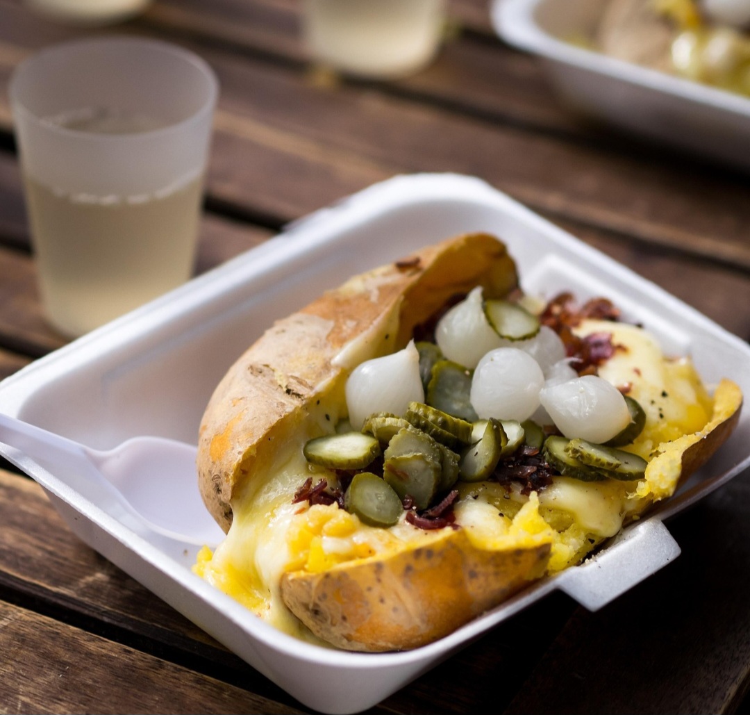 Na Índia, os “achar” levam especiarias como mostarda, cúrcuma e feno-grego, e podem ser bastante picantes. Já na Coreia, o kimchi — picles de acelga e rabanete — é base essencial da alimentação.