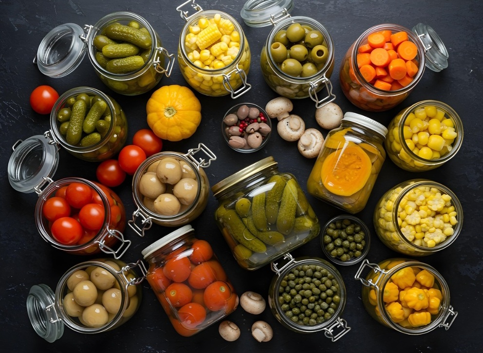 Na confeitaria, alguns chefs criativos usam picles em chocolates para criar contraste agridoce. O chocolate com picles de pepino virou uma curiosidade gastronômica em feiras internacionais.