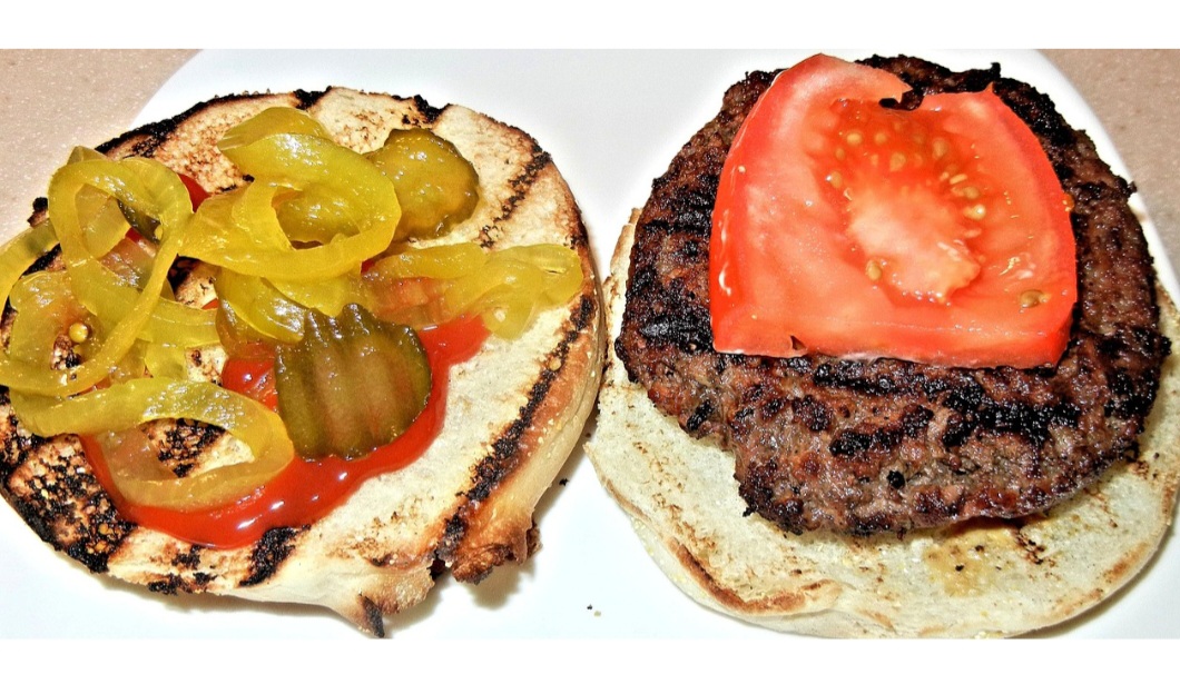 Alguns picles industrializados contêm corantes artificiais, realçadores de sabor e açúcares. É sempre melhor ler os rótulos ou fazer a conserva em casa.