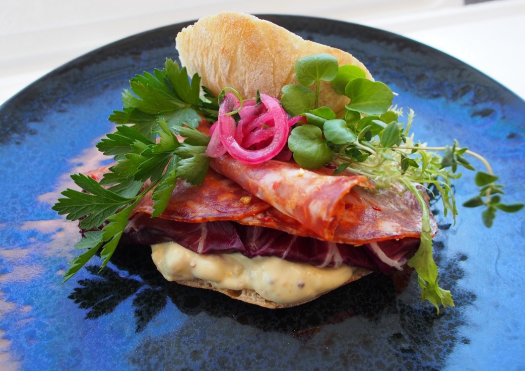 O sabor de um picles varia conforme o equilíbrio entre ácido, salgado, doce e picante. A textura também é fator importante — firmeza e crocância são valorizadas.