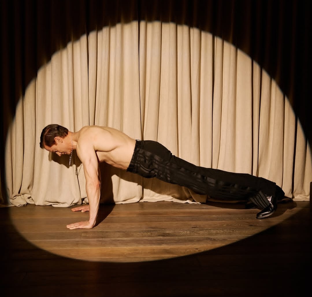 Bryan faz exercícios físicos todos os dias. Uma série planejada meticulosamente para alcançar seus objetivos. E, para não haver erro, ele montou uma academia dentro da própria casa, com todos os aparelhos indicados. 