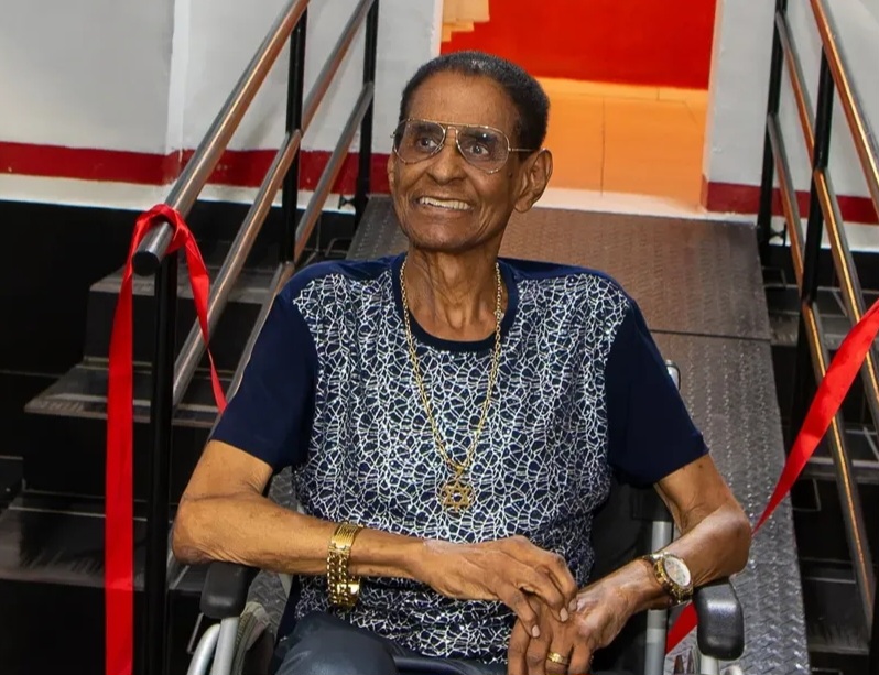 14/6 – Bira Presidente
O sambista e fundador do Fundo de Quintal faleceu aos 77 anos no Rio de Janeiro, após parada cardíaca. Símbolo do pagode carioca, foi referência no pandeiro e na identidade rítmica do grupo. Deixou legado profundo na história do samba brasileiro.