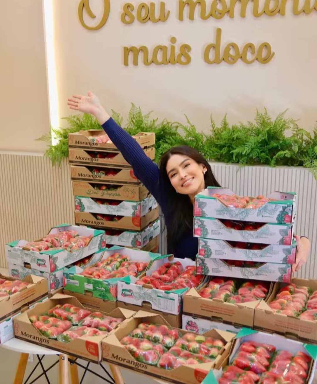 O morango sempre cai muito bem com chocolate, o que facilita. Trata-se de um pequeno fruto vermelho, doce e suculento,  cultivado e apreciado por seu sabor e valor nutricional. Mas, na mesa, é bem mais que isso. Versátil, cai bem em grande variedade de guloseimas. -Divulgação Millena Moreira 