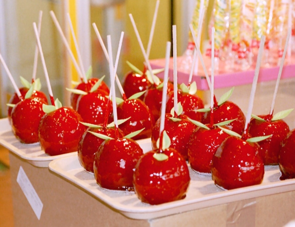 O bombom é inspirado na tradicional maçã do amor. Confeiteiros dizem que o doce já existia, mas ganhou força por causa da repercussão na Internet. 
-Greudin wikimedia commons