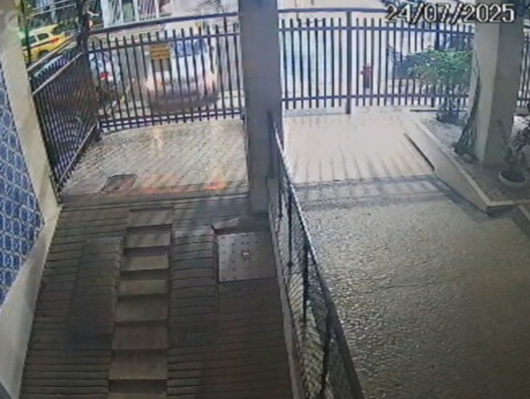 O carro fica descontrolado e atravessa a rua indo direto, numa reta em velocidade,  para a garagem do edifício vizinho. -Reprodução de vídeo TV Globo
