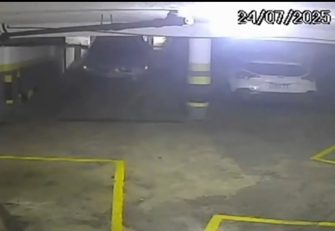 O carro desce a rampa e bate na parede do estacionamento. A explicação é de que o motorista não havia puxado o freio de mão. -Reprodução de vídeo TV Globo 