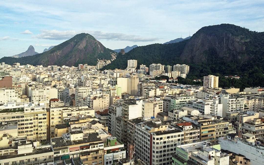 Um acidente inusitado chamou atenção e causou perplexidade em Copacabana, no Rio de Janeiro. Um carro saiu de uma garagem e foi direto para o outro lado da rua, onde invadiu outra garagem. -Mario Roberto Durán Ortiz wikimedia commons 