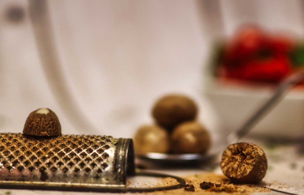 Por isso, recomenda-se usá-la com moderação, preferencialmente ralada na hora. A versão em pó perde aroma rapidamente e pode ter menor qualidade.