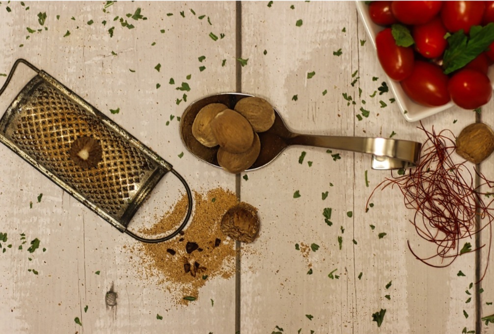 Combina bem com pratos salgados, doces e molhos, sendo muito usada em purês, cremes e gratinados.