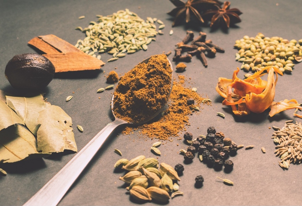 O comércio da noz-moscada continua relevante globalmente, tanto em forma natural quanto em óleos e extratos. Ela está presente em feiras de especiarias, lojas gourmet e farmácias naturais